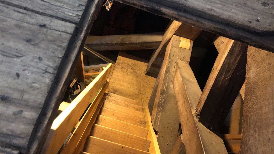 Nänikon, Schulhaus Türmli. Gebäudeaufnahme der Dachkonstruktion. ING PLUS