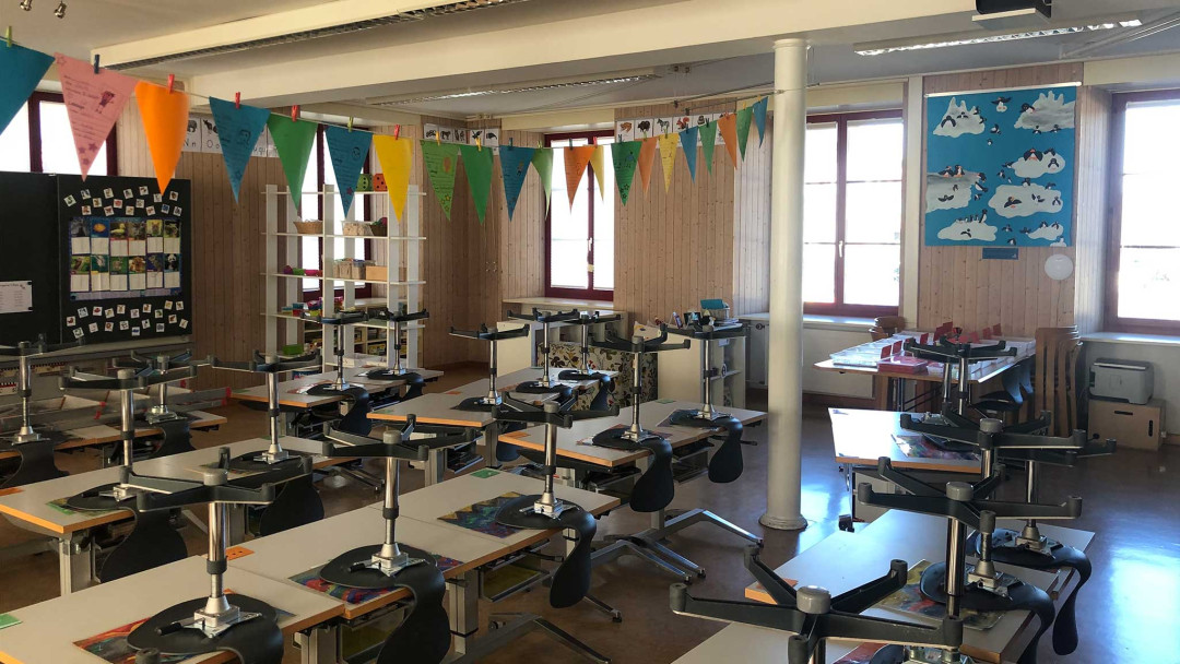 Nänikon, Schulhaus Türmli. Gebäudeaufnahme Klassenzimmer. ING PLUS