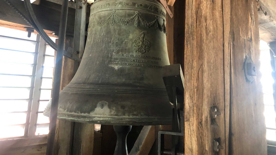 Nänikon, Schulhaus Türmli. Gebäudeaufnahme des Turms mit Glocke. ING PLUS