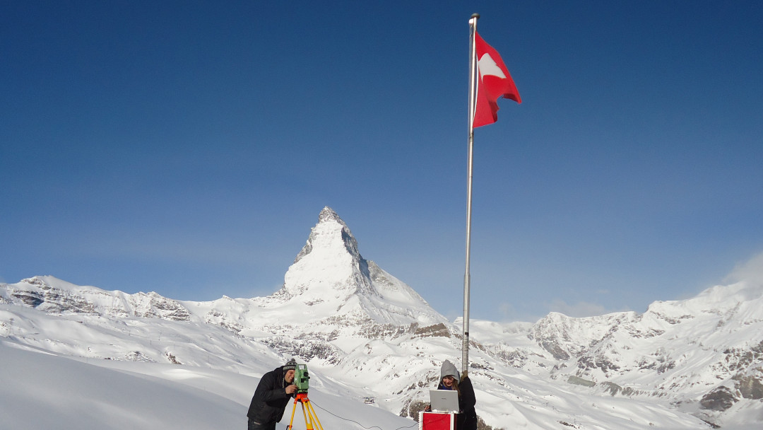 Zermatt. Vermessungsarbeiten Hotel Riffelberg mit Blick auf das Matterhorn. ING PLUS