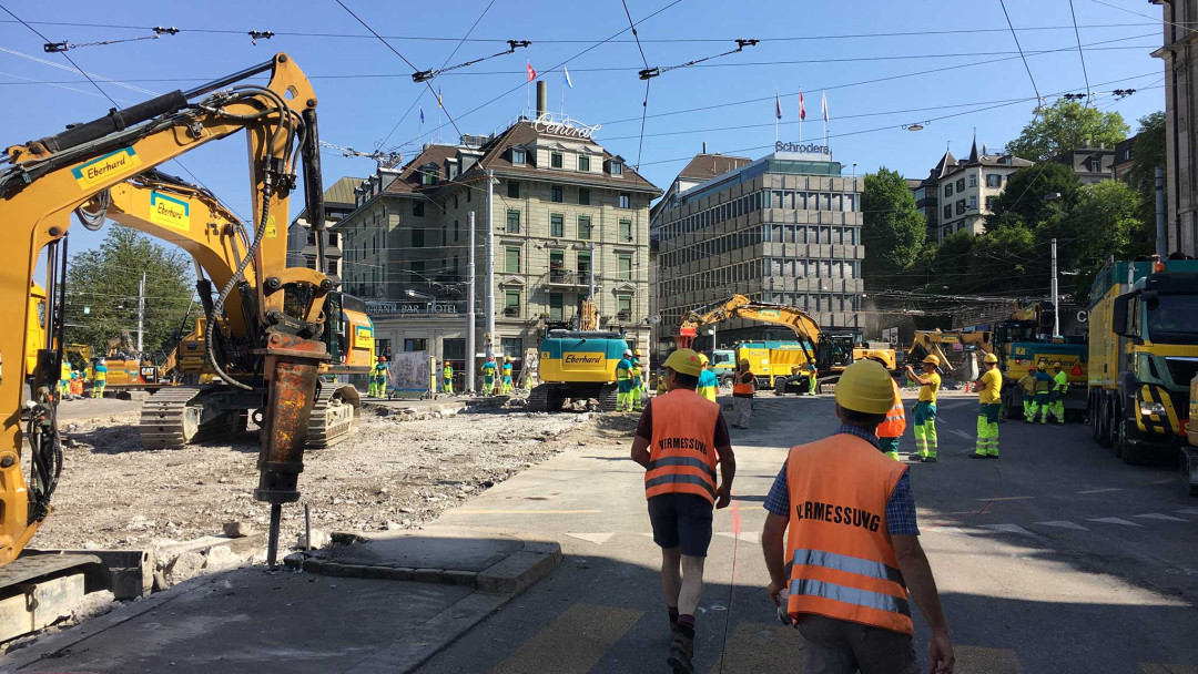 Bauvermessung. Baustelle Tramhaltestelle Central in Zürich. ING PLUS