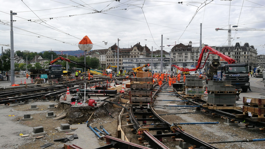 Vermessung. Baustelle Tramhaltestelle Central in Zürich. ING PLUS
